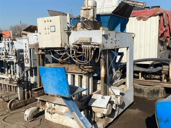فروش دستگاه جدول زن سیلودار تمام اتوماتیک به همراه قالب کانیوو، برای خرید یا مشاوره جهت این دستگاه با شماره 02155417181 تماس بگیرید