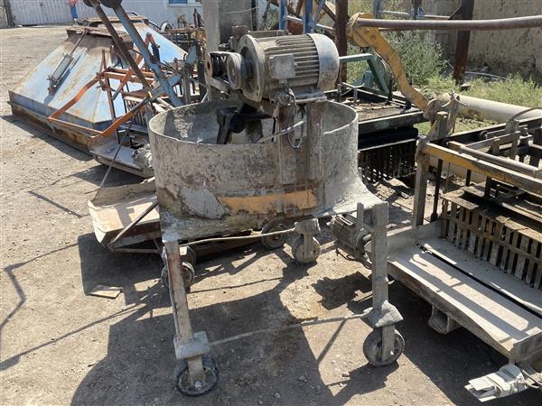 ملات ساز دستگاه بلوک زنی دست دوم کارکرده با الکتروموتور 5.5 اسب سه فاز و گیربکس اصفهان به همراه چرخ برای حرکت، مخصوص انواع دستگاه بلوک زن سبک