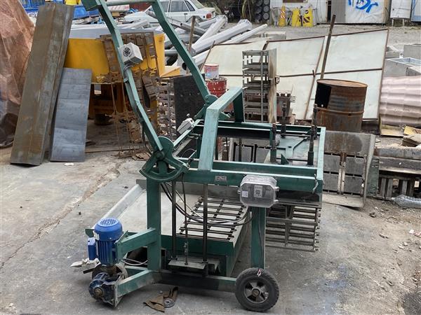 دستگاه بلوک زنی دست دوم کارکرده سایز 10*20*40 نرو ماده سه سوراخ کارکرد در حد یک یا دو ماه در حد نو، گارانتی سه ماهه، جهت خرید بلوک زن دست دوم با شماره تلفن 02155417181 و یا 09125301611 تماس بگیرید، دستگاه موجدو در کارگاه گروه صنعتی پاسارگاد نوین می باشد